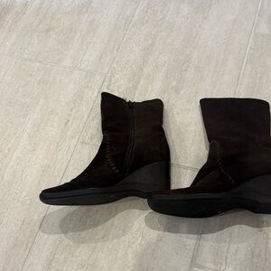 Aquatalia Elegant Chocolate Brown Suede Waterproof Ankle Boots size EU 38 7.5 US